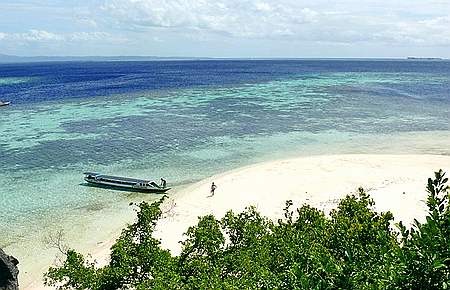 Hamparan Pasir Putih Pantai Pulau Hari, Di Lihat Dari Puncak pulau